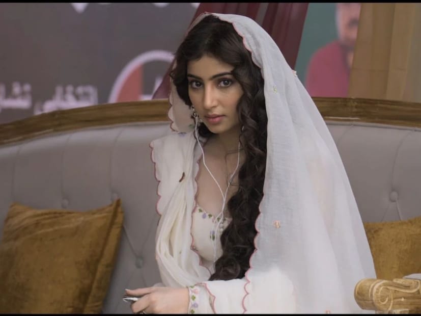  सारा अर्जुन 18 महिन्यांची असल्यापासून इंडस्ट्रीय सक्रीय आहे. 18 महिन्यांची असताना तिने पहिली टीव्ही जाहिरात करत आपल्या करिअरची सुरुवात केली होती. त्यानंतर बालकलाकार म्हणून तिने तब्बल 100 पेक्षा अधिक जाहिरातींत काम केले.