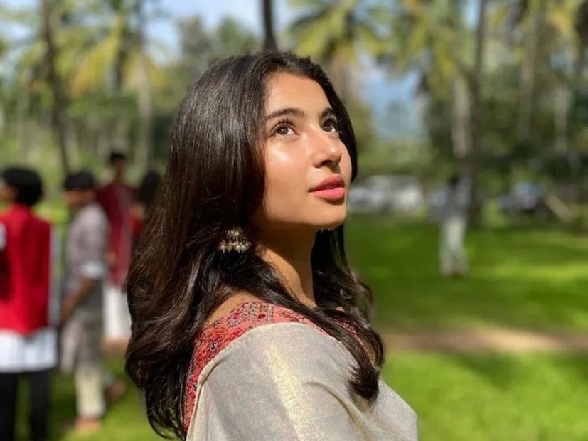  'धुरंधर'चे दिग्दर्शक आदित्य धर सारा अर्जुनबद्दल बोलताना म्हणाले की,"साराआधी आम्ही या पात्रासाठी 1,300 ऑडिशन घेतल्या होत्या. पण या सगळ्यांमधून आम्ही साराची निवड केली. कारण ती खूप एक उत्कृष्ट, दर्जेदार अभिनेत्री आहे. लवकरच ती रॉकस्टार होणार आहे".