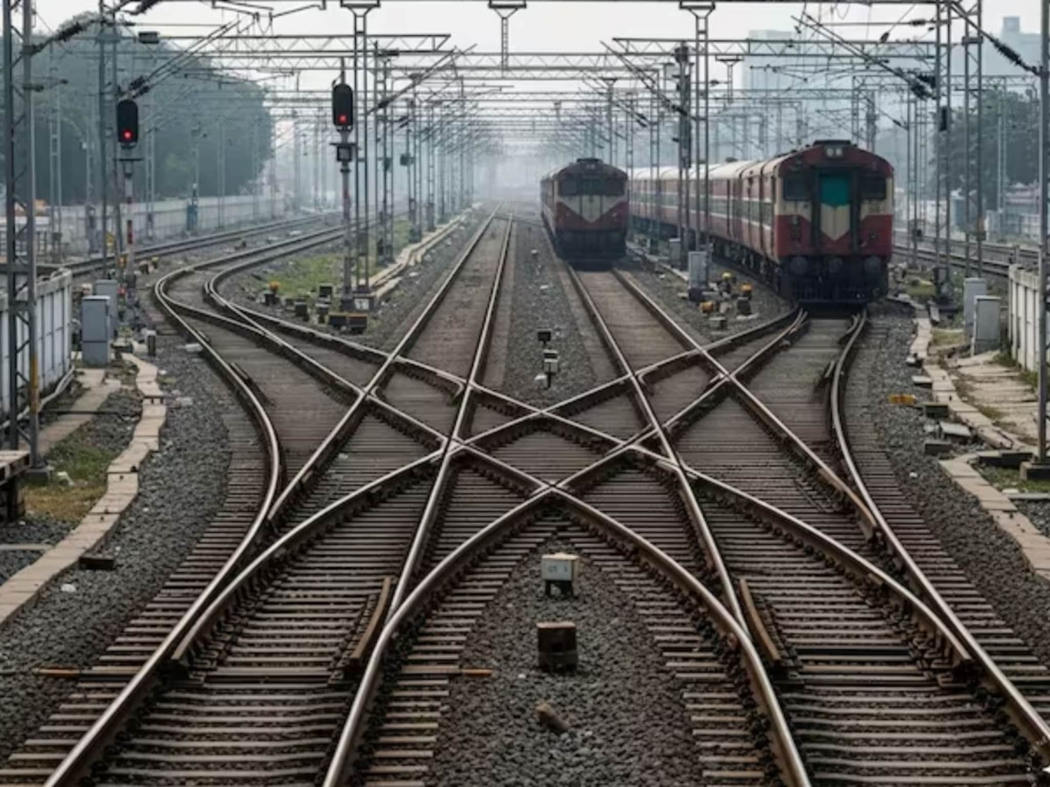 एकाच ठिकाणी एकाच वेळी चारही दिशेने येतात 4 ट्रेन, तरी टक्कर होत नाही, कसं काय? महाराष्ट्रात असलेल्या भारतातील अशा एकमेव रेल्वे स्टेशनची स्टोरी 