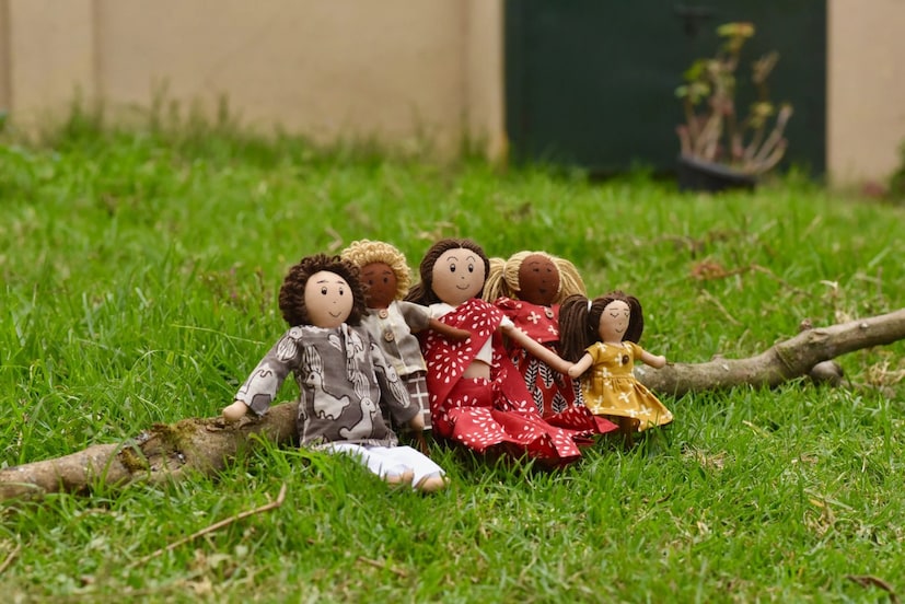 स्टार्टअप सुरू केल्याच्या एका वर्षाच्या आतच या जोडप्याने आपला व्यवसाय 'बी-टू-बी' (B2B) मॉडेलमध्ये वाढवला. आज चेन्नई, बंगळूरु, गोवा, ऊटी यांसारख्या शहरांमधील ६० हून अधिक ऑफलाइन स्टोअरमध्ये त्यांची उत्पादने उपलब्ध आहेत. ते दरमहा ३,००० हून अधिक कापडी बाहुल्यांची विक्री करतात.