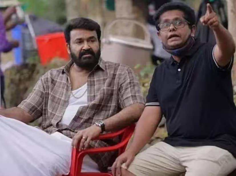  मोहनलाल, मीना, अंसिबा हसन आणि एस्थर अनिल स्टारर 'दृश्यम 3' हा चित्रपट सुरुवातीपासूनच चांगलाच चर्चेत आहे. आता इंडियन एक्सप्रेसला दिलेल्या मुलाखतीत जीतू जोसेफ म्हणाले की,"मी आतापर्यंत फक्त एकच फ्रेंचाइज बनवली आहे ती म्हणजे दृश्यम. यासाठी मी एका ऑर्गेनिक पद्धतीचा वापर केला आहे".