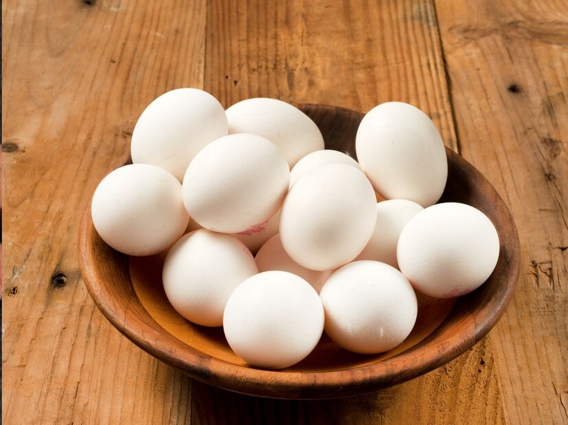 अंडं ज्याच्यावर कवच असतं. त्यामुळे त्याच्या आतील काही दिसत नाही तसंच त्याचा वासही येत नाही. जेव्हा आपण ते फोडू तेव्हाच ते ताजं की जुनं ओळखता येईल.