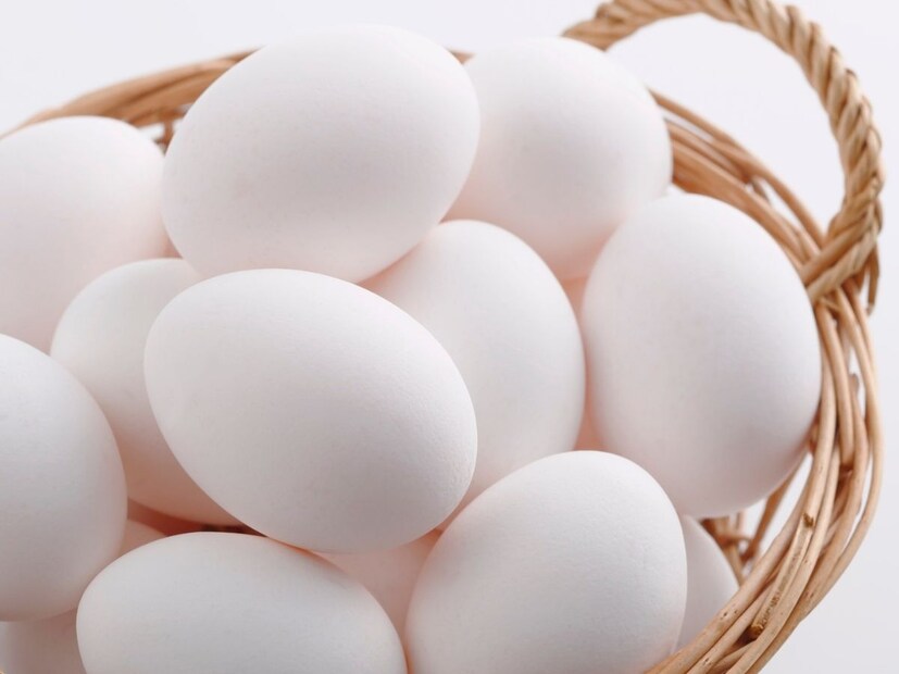 यासाठी फार काही करायचं नाही. अंडी फक्त पाण्यात टाकायची आहेत. त्यावरूनच तुम्हाला जुनं अंडं कोणतं आणि नवं अंडं कोणतं ते समजेलं.