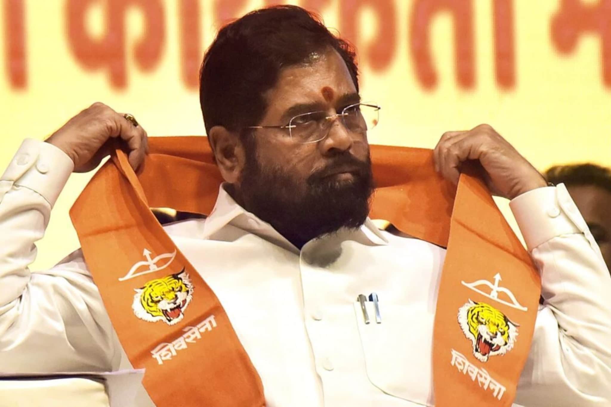 Eknath Shinde : ना पीएला एन्ट्री, ना सिक्युरीटीला प्रवेश, एकनाथ शिंदेंनी बोलावली 'सिक्रेट' बैठक, कोणाला दिलं आमंत्रण? Eknath Shinde : ना पीएला एन्ट्री, ना सिक्युरीटीला प्रवेश, एकनाथ शिंदेंनी बोलावली 'सिक्रेट' बैठक, कोणाला दिलं आमंत्रण?