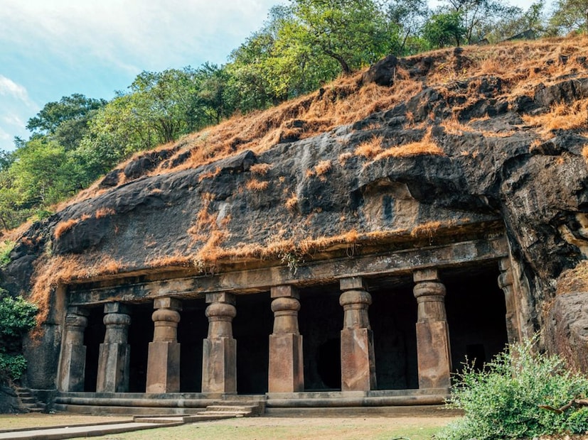  प्राचीन दगडात कोरलेल्या एलिफंटा लेण्या असलेल्या गुहा आणि मंदिरात जायचं असेल तर, गेटवे ऑफ इंडियावरून बोट पकडा. एलिफंटा लेणीला युनेस्कोने जागतिक वारसा म्हणून घोषित केले.