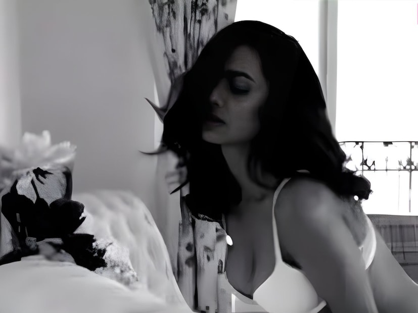  बॉलिवूडमधील काही अभिनेत्री पहिल्याच चित्रपटाच्या माध्यमातून लोकप्रियतेच्या शिखरावर पोहोचल्या आहेत. अशाच एका अभिनेत्रीने आपलं सौंदर्य, घायाळ करणारा अंदाज आणि फॅशन सेन्सने चाहत्यांना वेड लावलं आहे. आज ही अभिनेत्री इंडस्ट्रीतील सर्वात ग्लॅमरस आणि बोल्ड अभिनेत्री आहे.