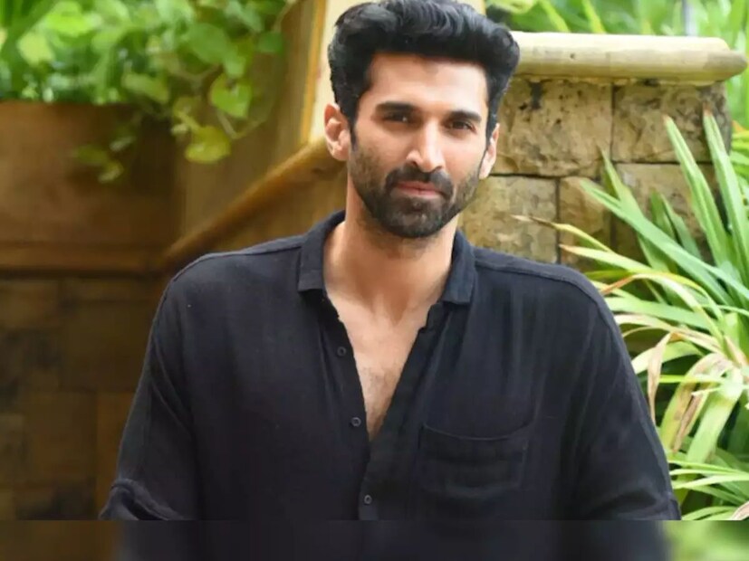  आदित्य रॉय कपूरसाठी 2013 मध्ये आलेला 'आशिकी 2' हा टर्निंग पॉइंट ठरला. या चित्रपटाने केवळ बॉक्स ऑफिसवर धमाका केला नाही, तर स्वत:ची एक सुपरस्टार म्हणूनही ओळख निर्माण केली. श्रद्धा कपूरसोबतची त्याची जोडी प्रेक्षकांना प्रचंड भावली आणि या यशामुळे आदित्यचे नाव इंडस्ट्रीत वेगाने पसरले. त्याचा रोमँटिक अंदाज आणि अभिनयाची खूप प्रशंसा झाली.'आशिकी 2'च्या माध्यमातून तो इंडस्ट्रीचा 'आशिक' झाला.