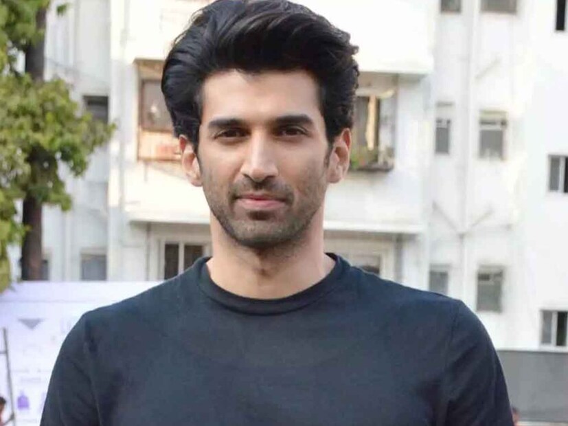  आदित्यच्या अभिनयाची नेहमीच प्रशंसा होत राहिली आहे. आता त्याच्या आगमी चित्रपटांची चाहत्यांना उत्सुकता आहे. आज आदित्य रॉय कपूरवर चाहत्यांकडून वाढदिवसाच्या शुभेच्छांचा वर्षाव होत आहे.