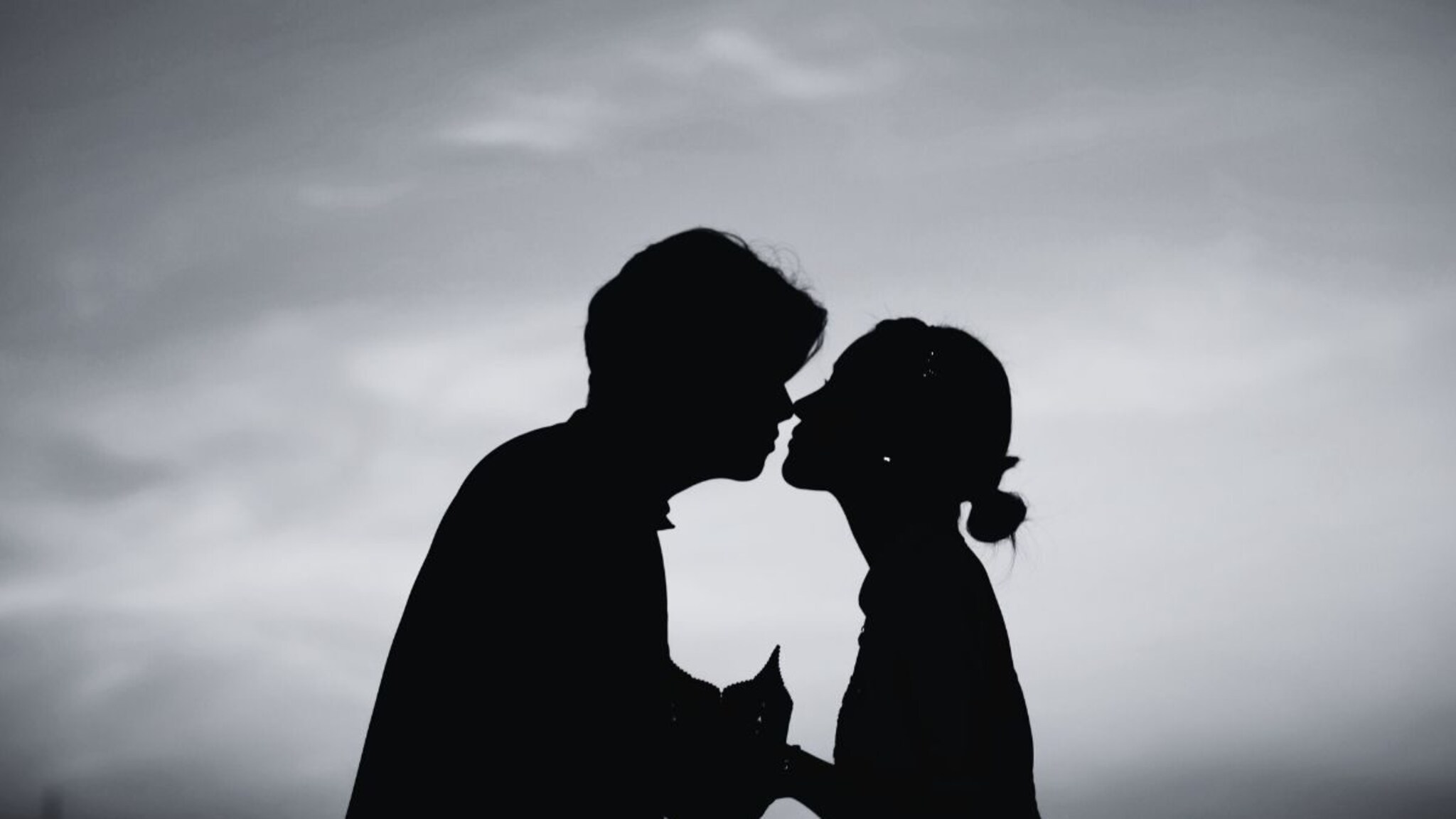 रिसर्चमध्ये पहिल्यांदाच समजला Kiss चा अनोखा किस्सा ! 20,000,000 वर्षांपूर्वी पहिलं किस; कुठे, कुणी, कुणाला केलं सगळं समोर आलं