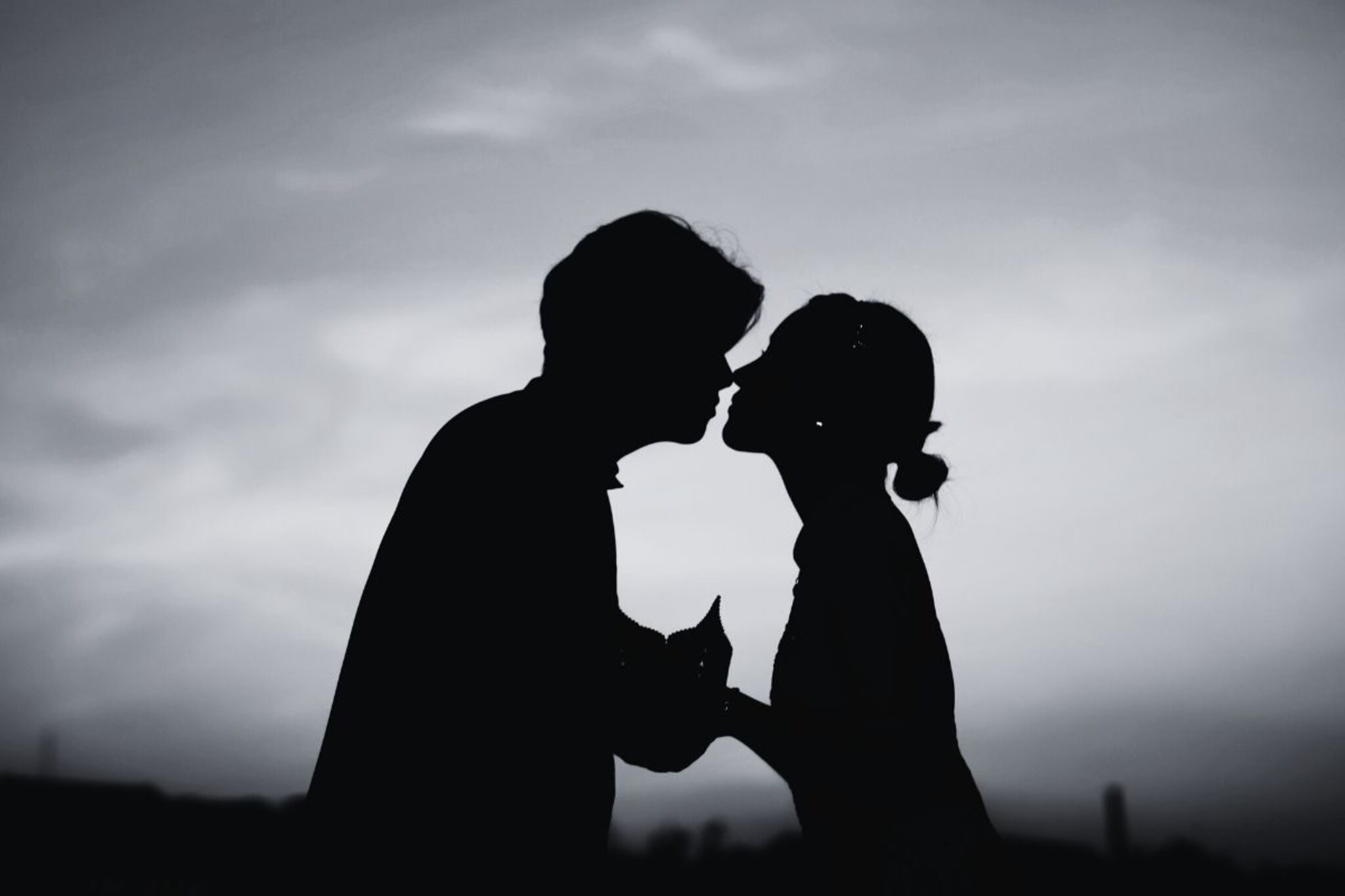 2 कोटी वर्षापूर्वी पहिलं KISS! कुणी कुणाला केलं; रिसर्चमध्ये पहिल्यांदाच समजलं