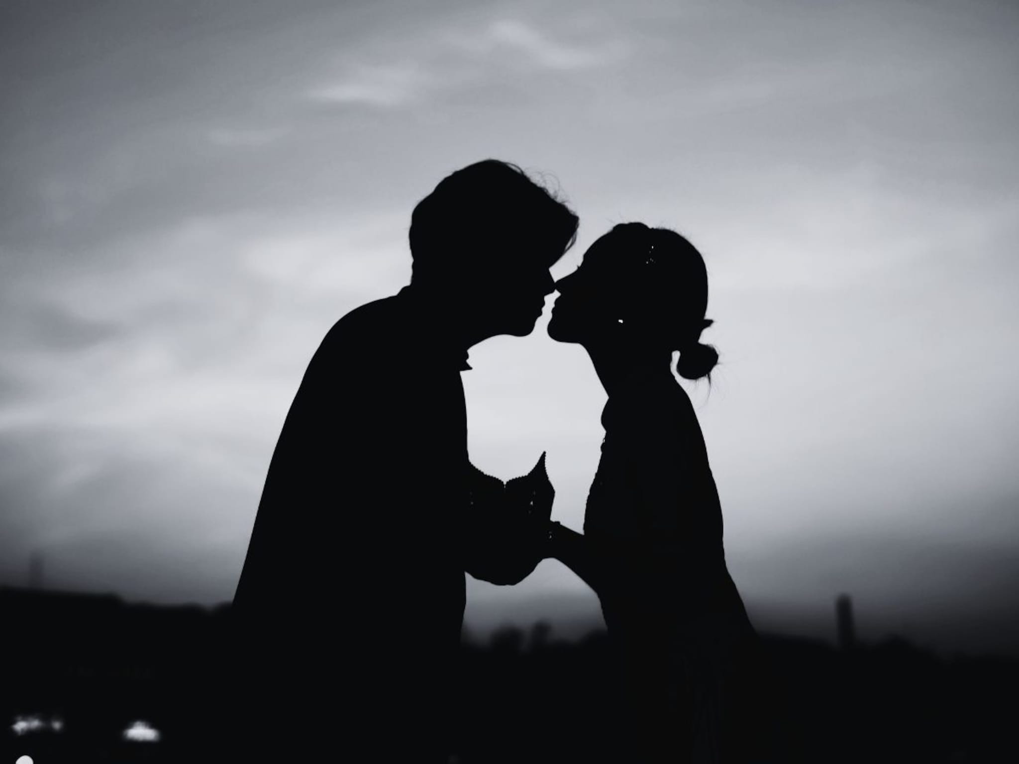 रिसर्चमध्ये पहिल्यांदाच समजला Kiss चा अनोखा किस्सा ! 20,000,000 वर्षांपूर्वी पहिलं किस; कुठे, कुणी, कुणाला केलं सगळं समोर आलं