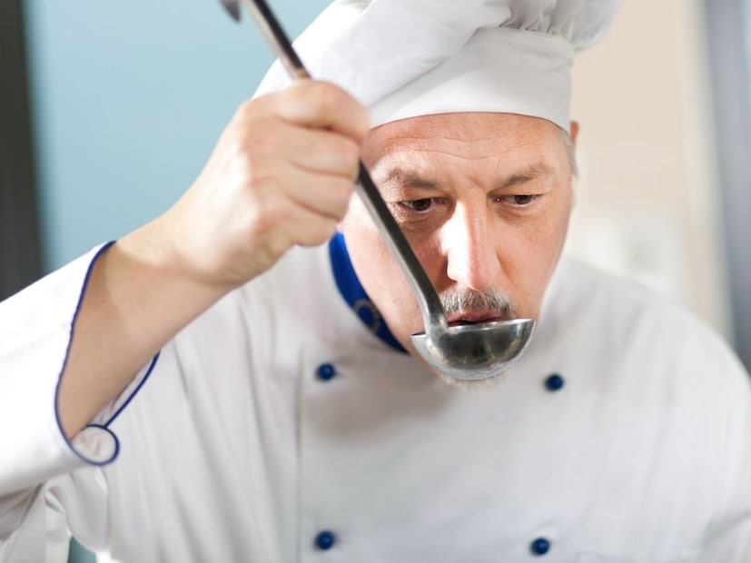 मग हॉटेलमधील पदार्थांमधील टेस्ट कशी काय कायम राखली जाते? असा प्रश्न आपल्याला पडतोच. एका शेफनेच हे सीक्रेट सांगितलं आहे.