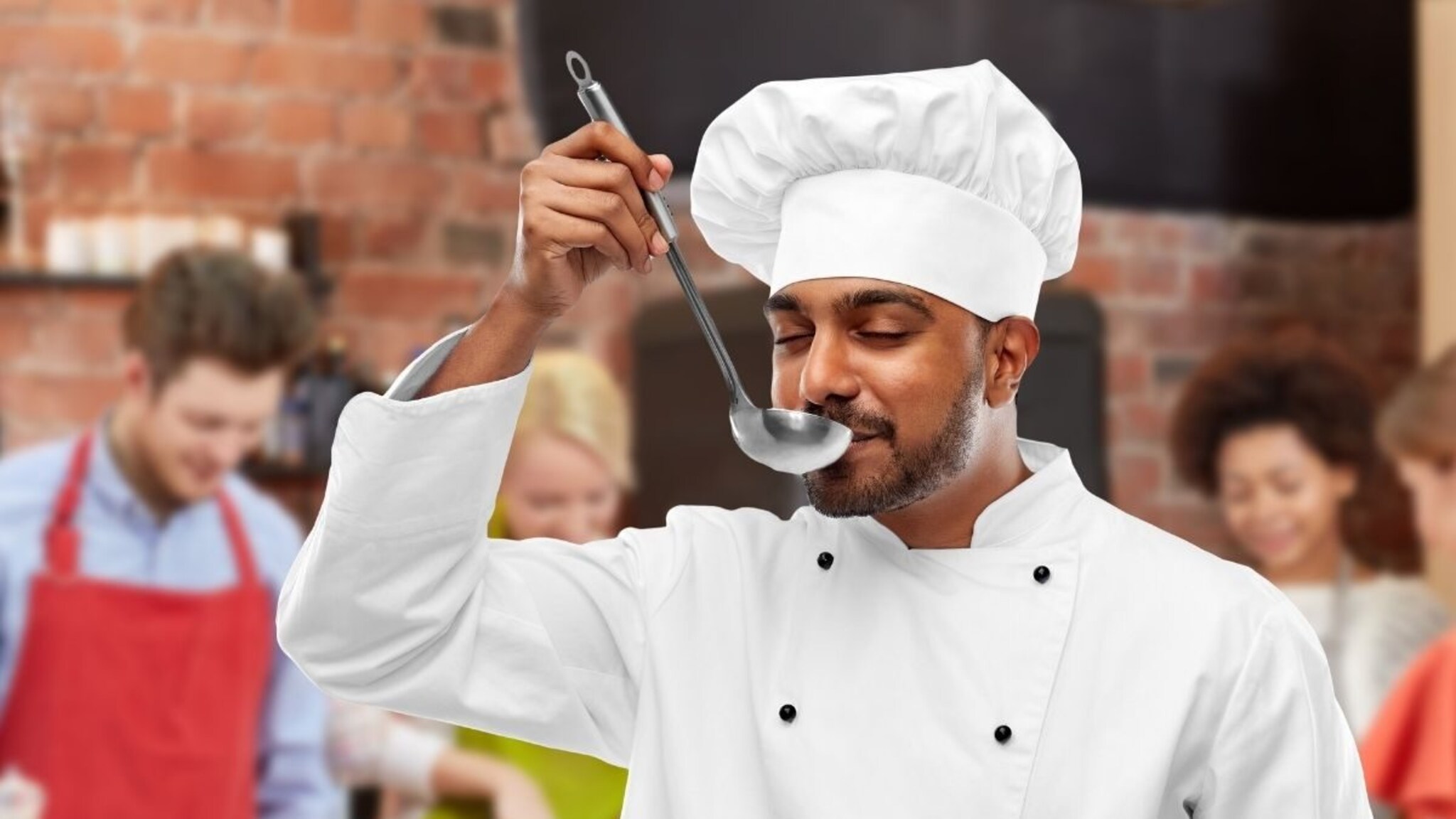 Chef Kitchen Tips : हॉटेलमधील पदार्थाची चव सारखीच कशी राहते? शेफनंच सांगितलं सीक्रेट