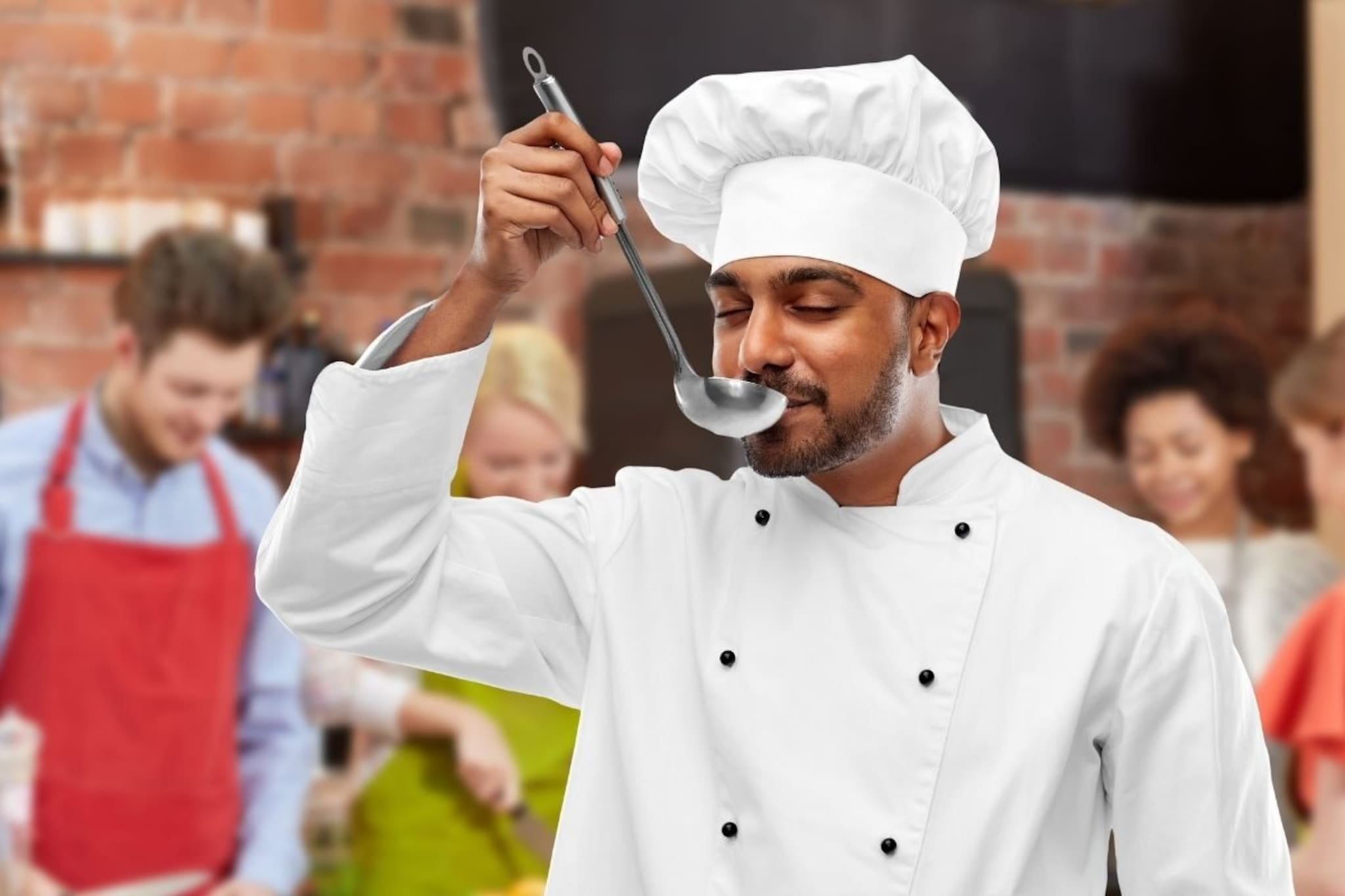 Chef Kitchen Tips : हॉटेलमधील पदार्थाची चव सारखीच कशी राहते? शेफनंच सांगितलं सीक्रेट