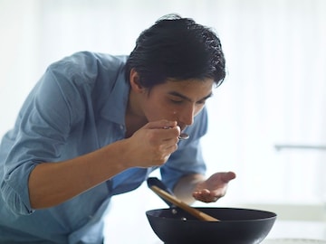 हॉटेलमधील पदार्थांची चव सारखीच कशी राहते? शेफनंच सांगितलं सीक्रेट हॉटेलमधील पदार्थांची चव सारखीच कशी राहते? शेफनंच सांगितलं सीक्रेट