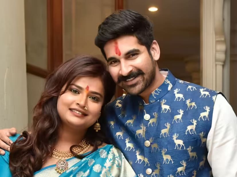  अक्षय पुढे म्हणाला,"मी, योगिता, मम्मी, डॅडी सर्वांनाच खूप आनंद झाला आहे. माझ्या आई-बाबांना खूप आनंद झालाय. देवाने दिलेली ही सुंदर भेट आहे. आम्हाला झालेला आनंद शब्दात न सांगता येणारा आहे".