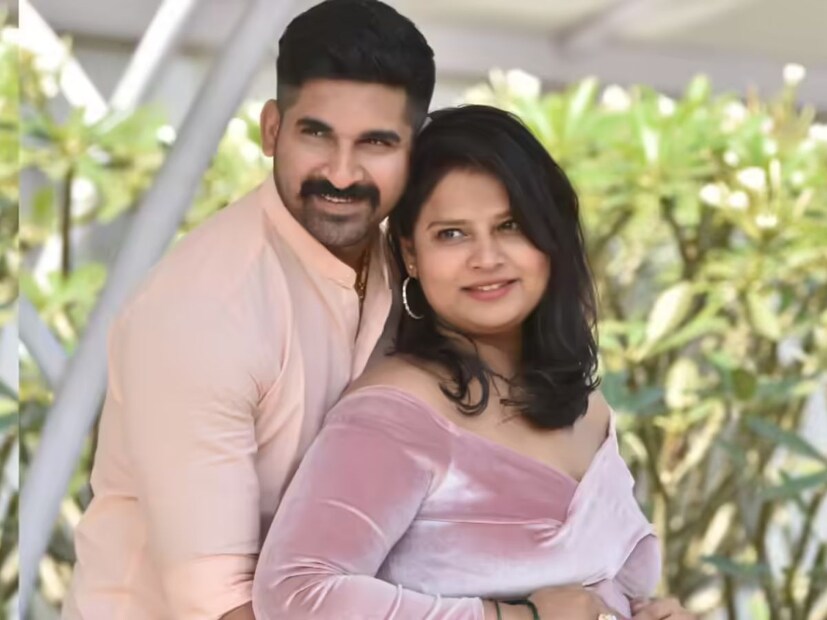  अक्षयची पत्नी योगिताचा डोहाळेजेवणाचा कार्यक्रम काही महिन्यांपूर्वी पुण्यात पार पडला होता. बेबी शॉवरचे हे फोटो व्हिडीओ सोशल मीडियावर चांगलेच व्हायरल झाले होते. अक्षय आणि योगिताच्या आयुष्यात पुन्हा एक नवी पाहुणी आल्याने संपूर्ण कुटुंबात आनंदाचं वातावरण आहे.