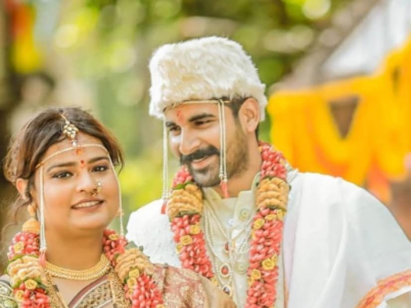  अक्षय वाघमारे आणि योगिता गवळी यांचा कोरोनाकाळात लग्नसोहळा पार पडला होता. त्यावेळी असलेल्या सर्व नियमांचं पालन करुन त्यांनी दगडी चाळीत लग्न केलं होतं.