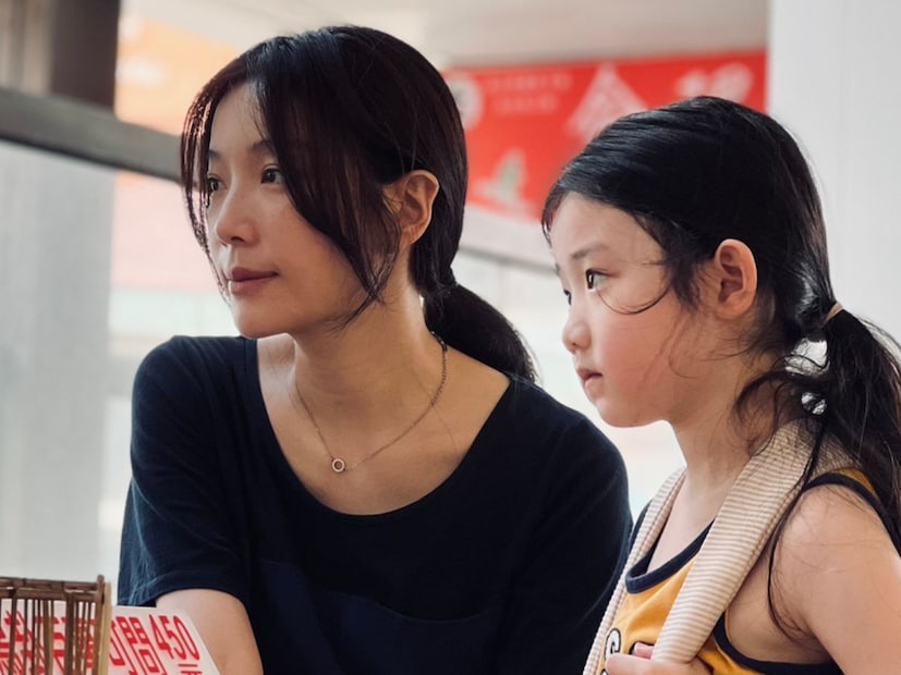  लेफ्ट हँडड गर्ल (Left Handed Girl) : लेफ्ट हँडड गर्ल या चित्रपटाची कथा एक सिंगल आई आणि तिच्या दोन मुलींभोवती फिरते. नेटफ्लिक्सवर प्रेक्षकांना हा नाट्यमय सिनेमा पाहता येईल.