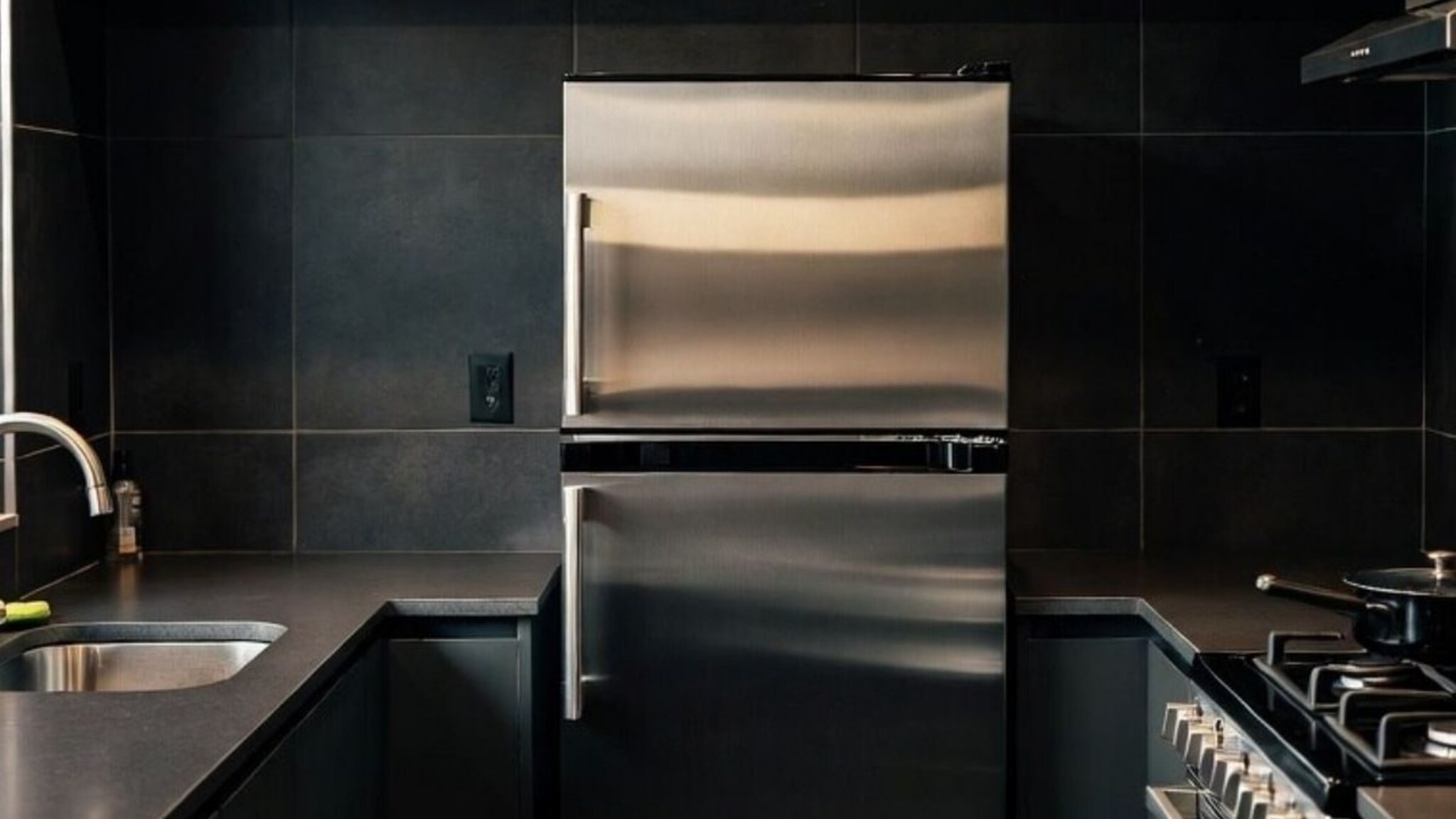 Fridge Intresting Facts : फ्रिजमधून अचानक आवाज का येतो, तो कसला असतो?