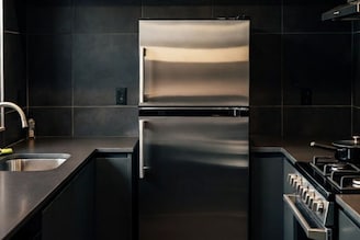 Fridge Intresting Facts : फ्रिजमधून अचानक आवाज का येतो, तो कसला असतो?