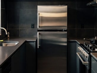 Fridge Intresting Facts : फ्रिजमधून अचानक आवाज का येतो, तो कसला असतो?