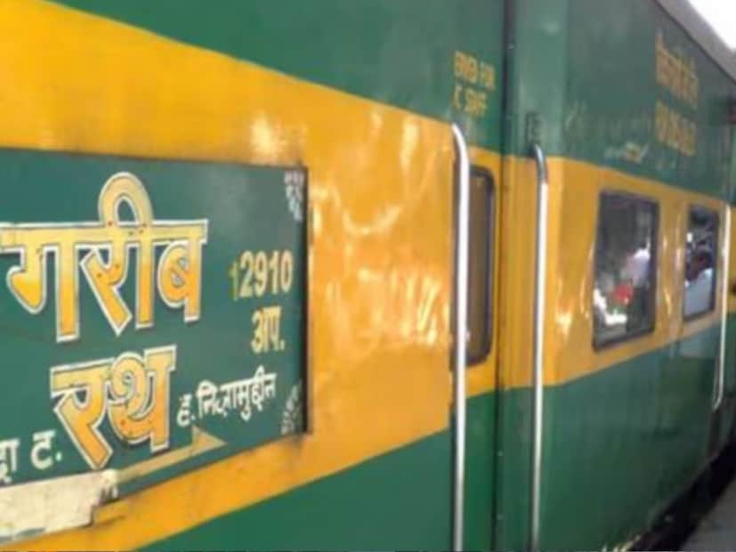 वंदे भारत एक्सप्रेसचा कमाल वेग ताशी 160 किलोमीटर आहे, पण तिचा सरासरी वेग ताशी 66 ते 96 किलोमीटर आहे. दुसरीकडे गरीब रथ एक्सप्रेस सरासरी 70-75 किलोमीटर प्रति तास वेगाने धावते, जे देशातील काही वेगवान गाड्यांच्या तुलनेत आहे. याचा अर्थ असा की स्वस्त असूनही, ती कमी वेगवान नाही.