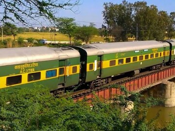 फक्त 68 पैशांत AC प्रवास, भारतातील सर्वात स्वस्त सुपरफास्ट ट्रेन, कोणती पाहा फक्त 68 पैशांत AC प्रवास, भारतातील सर्वात स्वस्त सुपरफास्ट ट्रेन, कोणती पाहा