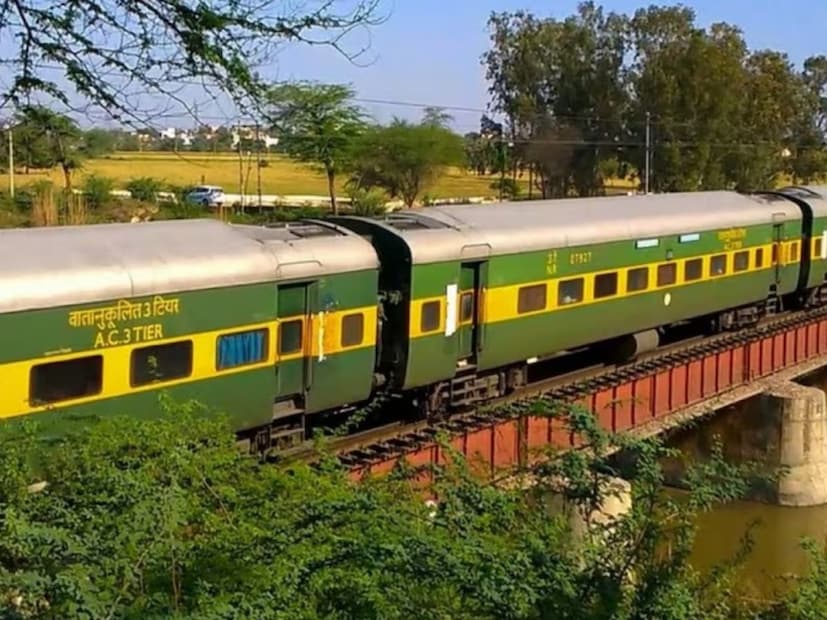 भारतीय रेल्वे दररोज हजारो गाड्या चालवतं आणि ट्रेनमधील सुविधांनुसार त्यांचं तिकिट वेगवेगळं असतं. एसी कोचचं भाडं, स्लीपर किंवा जनरल-पर्पज कोचपेक्षा जास्त असते, पण अशी एक ट्रेन जी एसी प्रवास अगदी स्वस्तात करायची संधी देते. फक्त स्वस्तच नाही तर वेगात ते वंदे भारत एक्सप्रेस आणि राजधानी एक्सप्रेस सारख्या प्रीमियम गाड्यांनाही टक्कर देते. भारतीय रेल्वे दररोज हजारो गाड्या चालवतं आणि ट्रेनमधील सुविधांनुसार त्यांचं तिकिट वेगवेगळं असतं. एसी कोचचं भाडं, स्लीपर किंवा जनरल-पर्पज कोचपेक्षा जास्त असते, पण अशी एक ट्रेन जी एसी प्रवास अगदी स्वस्तात करायची संधी देते. फक्त स्वस्तच नाही तर वेगात ते वंदे भारत एक्सप्रेस आणि राजधानी एक्सप्रेस सारख्या प्रीमियम गाड्यांनाही टक्कर देते.