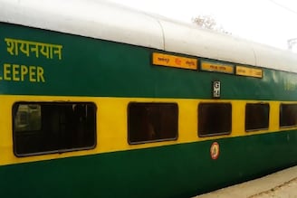 फक्त 68 पैशांत AC प्रवास, भारतातील सर्वात स्वस्त सुपरफास्ट ट्रेन, कोणती पाहा