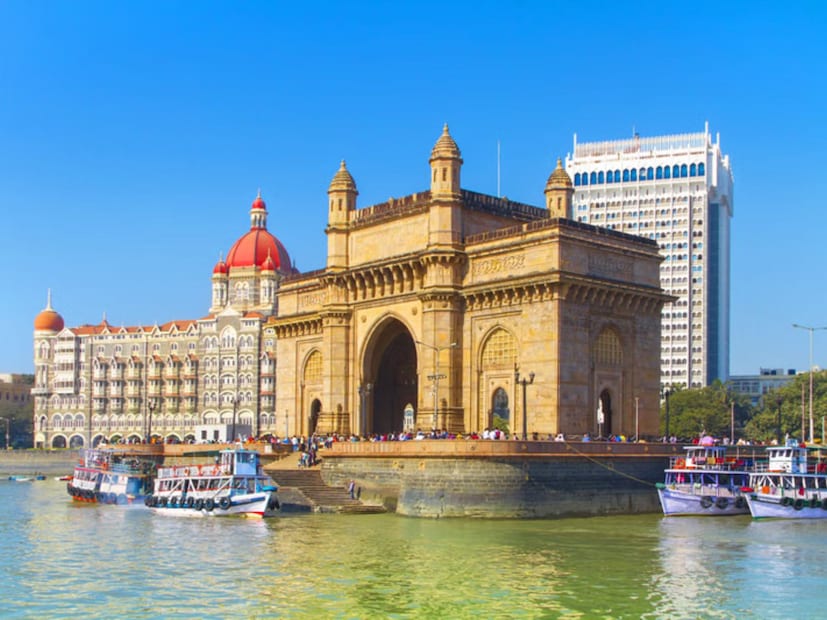  गेट वे ऑफ इंडिया किंवा ताज हॉटेलला सुद्धा तुम्ही भेट देऊ शकता. अनेक पर्यटकांचं आवडीचे हे ठिकाण आहे. या ठिकाणी दररोज लाखो पर्यटक भेट देतात.