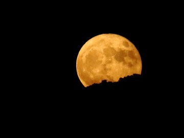 आज रात्री चंद्र येणार पृथ्वीच्या जवळ, 'सुपर मून' पाहण्याची खास संधी PHOTOS