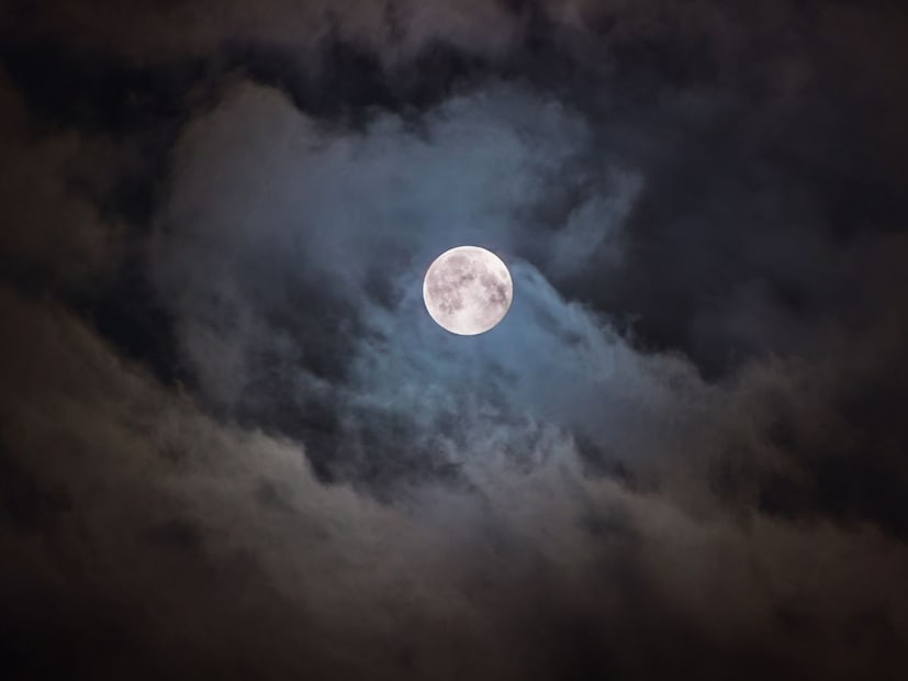  चंद्र पृथ्वीपासून सरासरी 3 लक्ष 84 हजार किलोमीटर अंतरावर असतो. या दिवशी तो पृथ्वीपासून 3 लक्ष 56 हजार 834 किलोमीटर पर्यंत येणार आहे. पौर्णिमेच्या दिवशी जर चंद्र पृथ्वीपासून दूर असेल तर चंद्रबिंब लहान आणि कमी तेजस्वी दिसते. याला ‘मायक्रो मून’ म्हणतात.