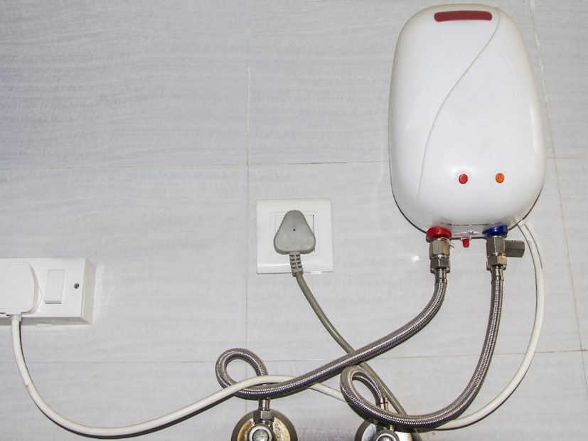 जुने गीझर किंवा घरात खराब वायरिंग असलेल्या गीझरमुळे इलेक्ट्रिक शॉर्ट सर्किट किंवा इलेक्ट्रिक शॉकचा धोका असतो. तुम्हाला पाण्यात शॉक किंवा थोडासा करंट जाणवला तर ताबडतोब गीझर बंद करा आणि इलेक्ट्रिशियनकडून ते तपासा.