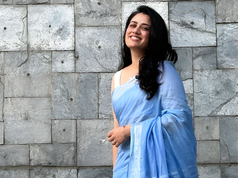 गेल्या काही दिवसांपासून नॅशनल क्रश म्हणून प्रसिद्ध झालेली मराठमोळी अभिनेत्री गिरिजा ओकने मराठीसह अनेक भाषांमध्ये लक्षवेधी काम केलं आहे. तिचा आकाशी साडीमधील फोटो व्हायरल झाला आणि रातोरात ती सोशल मिडिया सेन्सेशन बनली.