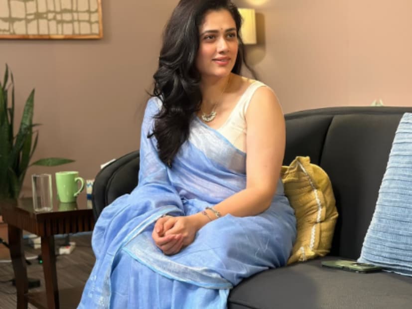  "माझ्या आई-वडिलांनी स्वतःला निवडले. मला त्यावेळी खूप प्रश्न पडायचे. मला असं वाटायचं की, मला त्यांच्याबरोबर एकत्र राहायला मिळावं, आम्ही कुटुंब म्हणून एकत्र राहावं," अशी लहानपणीची इच्छाही गिरिजाने यावेळी व्यक्त केली.