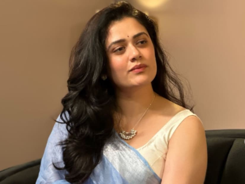  गिरीजा ओक म्हणाली,"मार्फ केलेले व्हिडीओ आणि फोटो सोशल मीडियावर असणारच आहेत आणि ते एडिटेड आहेत हेही सर्वांना माहिती आहे. माझ्या मुलालाही हे समजेल. मी पडद्यावर इंटिमेट सीन करणं आणि माझे फोटो मॉर्फ करणं यात फरक आहे. मी कोणत्या गोष्टी निवडते आणि माझ्या परवागनीशिवाय जे केलं जातंय यात फरत आहे. जर मला एखाद्या व्यक्तीचा हात पकडायचा असेल तर त्याचा अर्थ असा होत नाही की कोणीही व्यक्ती माझा पकडू शततो. याबद्दल काही बोलणं मला योग्य वाटलं नाही".