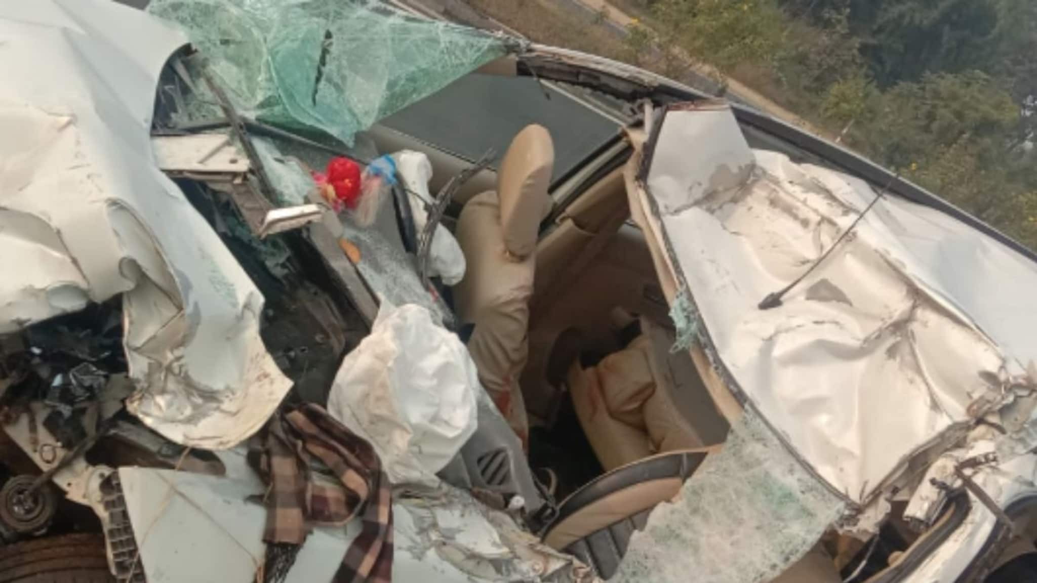 भरधाव कारची कंटेनरला धडक, दोघे जागेवर गेले, 7 जण जखमी, गाडीचा चक्काचूर