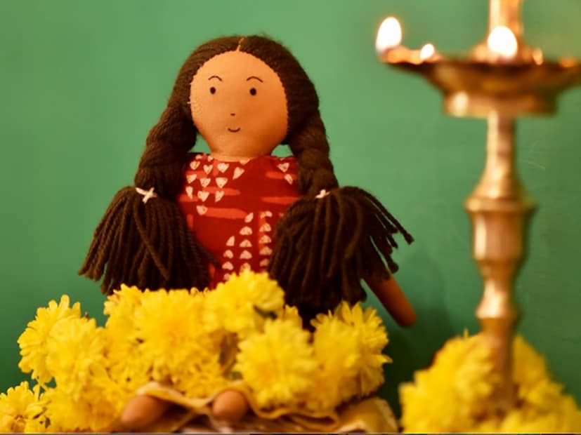 आज त्यांच्या या उद्योगाशी २०० हून अधिक महिला जोडल्या गेल्या आहेत. सुनीता आणि सुहास यांनी लग्नानंतर कमीतकमी १५ वर्षे बंगळूरु शहरात कॉर्पोरेट क्षेत्रात नोकरी केली. मात्र, या नोकरीमुळे ते समाधानी नव्हते. त्यांना असे काम करायचे होते, ज्यात त्यांना खरा आनंद मिळेल. सुहास सांगतात की, शहरी जीवनातील धावपळीमुळे ते थकून गेले होते आणि त्यांना कशात आनंद मिळेल, याचा शोध घ्यायचा होता. 