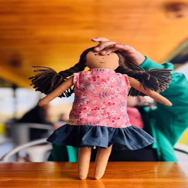 नीलगिरीत वास्तव्यास असताना, सुहास यांनी पाहिले की तिथल्या आदिवासी लोकांसाठी उपजीविका हा एक रोजचा मोठा संघर्ष आहे. चहाच्या पानांची तोडणी वगळता, ग्रामीण महिलांसाठी कोणतेही नियमित काम उपलब्ध नव्हते. दररोज सकाळी त्या महिला आपल्या मुलांना सोडून दुसऱ्या गावी कामासाठी जात असत. आदिवासी समुदायाच्या या सामाजिक-आर्थिक परिस्थितीत सुधारणा करण्याच्या उद्देशाने या जोडप्याने २०१९ मध्ये 'इंडियन यार्ड्स फाउंडेशन'ची स्थापना केली. 