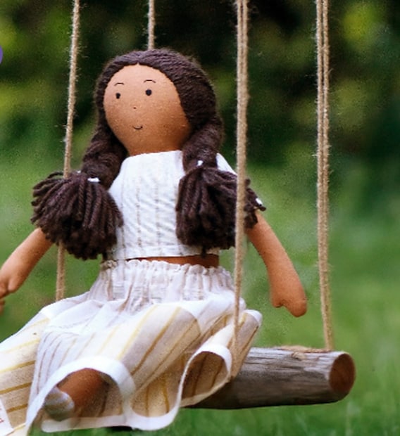 जुन्या कपड्यांपासून बाहुल्या बनवल्यामुळे, मोठ्या प्रमाणात कापड 'लँडफिल'मध्ये जाण्यापासून वाचले आहे. ते सांगतात की, अंदाजे ८,००० किलोपेक्षा जास्त कापड कचऱ्यात जाण्यापासून आम्ही वाचवलं आहे. या स्टार्टअपचा सर्वात महत्त्वाचा सामाजिक परिणाम म्हणजे त्यांनी तामिळनाडूच्या नीलगिरी भागातील आदिवासी समुदायाच्या महिलांना रोजगार देऊन त्यांना सशक्त केला जात आहे. 