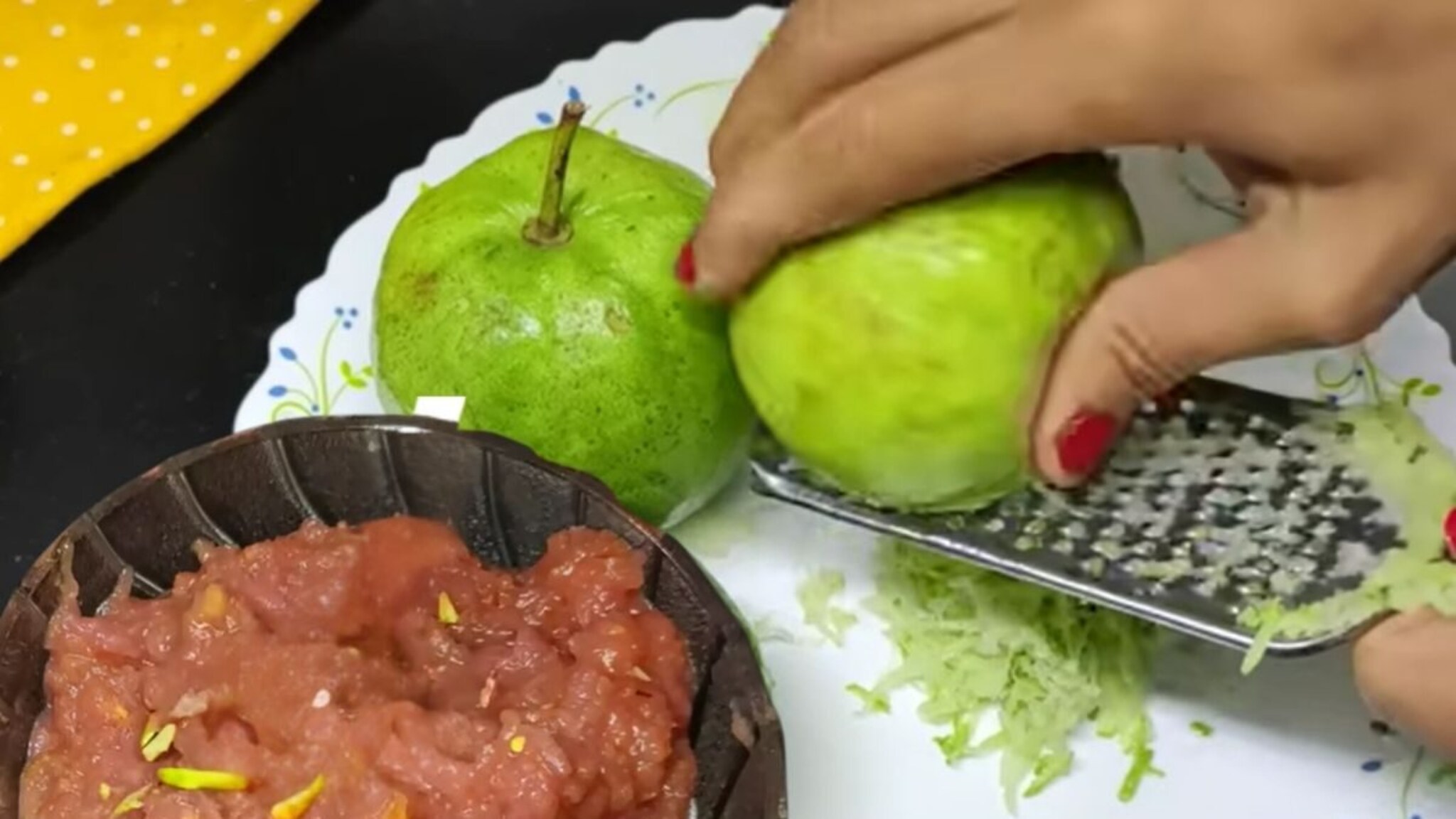Guava Recipe Video : पेरूचा हलवा, एकदा खाल तर गाजरचा हलवा कायमचा विसरून जाल