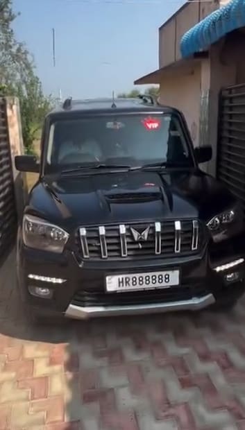  अंकशास्त्र आणि फॅन्सी नंबरची आवड असलेल्या लोकांमध्ये ८८८८ या सीरीजची मागणी नेहमीच जास्त असते. त्यामुळे इतकी मोठी बोली लागण्यामागे अंकशास्त्र असावं असा कयास आहे. शिवाय यामध्ये B असल्याने ही अखंड सीरिज होते. यामध्ये 8 चा आकार कुठेही ब्रेक होताना दिसत नाही. त्यामुळे याला विशेष महत्त्व आहे. 