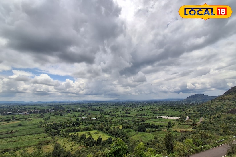 पुणे जिल्ह्यात रविवारी 30.7 अंश सेल्सिअस कमाल तापमानाची नोंद झाली. तसेच 2.1 मिलिमीटर पावसाची नोंद झाली. आज पुणे जिल्ह्यात आकाश ढगाळ राहण्याची शक्यता हवामान विभागाकडून वर्तवण्यात आली आहे. यावेळी कमाल तापमानाचा पारा 30 अंशावर राहील.