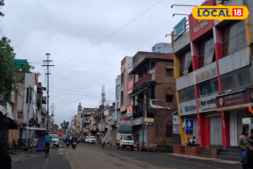 सोलापूर जिल्ह्यात बुधवारी 32.9 अंश सेल्सिअस कमाल तापमानाची नोंद झाली. आज विजांसह पावसाची शक्यता आहे. यावेळी कमाल तापमानात घट होवून पारा 31 अंशावर राहिल. तसेच किमान तापमान 23 अंशावर राहिल. 