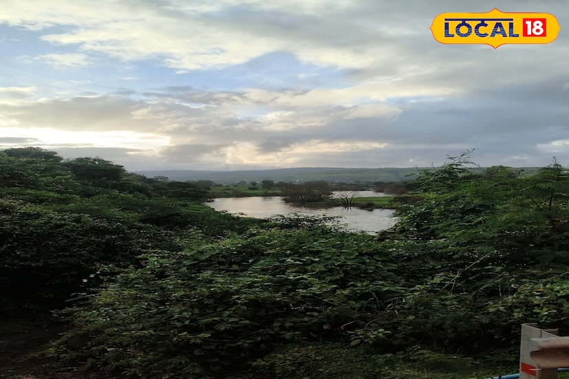 कोकण किनारपट्टीवरील रायगड, रत्नागिरी आणि सिंधुदुर्ग या भागांमध्ये अजूनही पावसाचा खेळ सुरूच आहे. काही भागांमध्ये रिमझिम तर काही ठिकाणी मध्यम स्वरूपाचा पाऊस पडण्याची शक्यता आहे. रायगडमध्ये तापमान 30 ते 24 अंश, रत्नागिरीत 31 ते 25 अंश आणि सिंधुदुर्गात 32 ते 26 अंश सेल्सियस असेल. या भागांमध्ये आर्द्रता 80 टक्क्यांपेक्षा जास्त असून वाऱ्याचा वेग 12 ते 15 किमी प्रतितास इतका राहील. अजून थंडीची चाहूल नाही पण दमट उष्णतेमुळे वातावरण थोडं अस्वस्थ जाणवतंय.