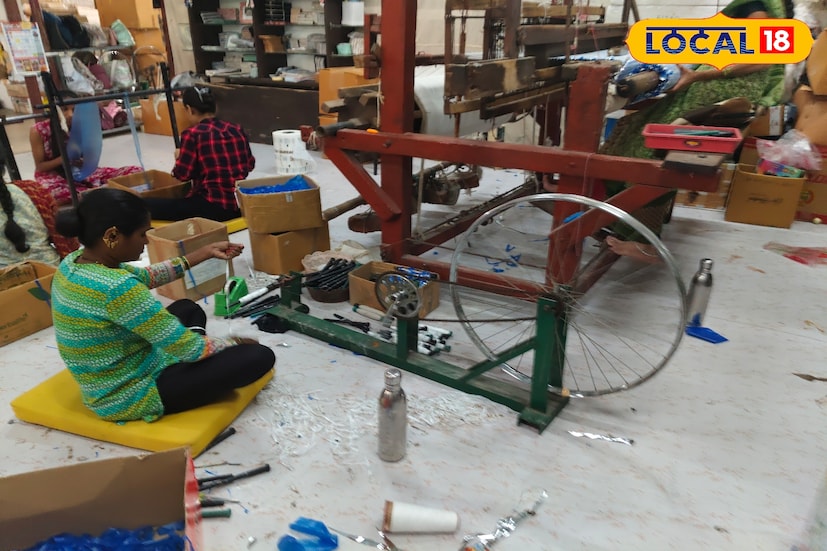 गितिका यांनी सांगितलं की, सुरुवातीला प्लॅस्टिकचे योग्य पद्धतीने संकलन करून त्याचे बर्क्याच्या माध्यमातून सूक्ष्म धाग्यांमध्ये रूपांतर केले जाते. त्यानंतर हे धागे हातमागावर किंवा मशीनच्या साहाय्याने विणून मोठे कापड तयार केले जाते.