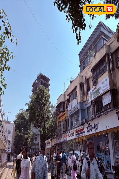 मुंबईत 17 नोव्हेंबर 2025 रोजी हवामान पूर्णपणे कोरडे असून सकाळ–संध्याकाळी थंडीची चाहूल आहे. कालचे म्हणजेच रविवारचे 16 नोव्हेंबरचे वातावरण उष्ण आणि आर्द्र होते. दिवसभर तापमान 32 ते 34 सेल्सिअस दरम्यान राहिले ज्यामुळे तापलेल्या वातावरणात अत्यधिक उष्णता जाणवली. तर आज मुंबईत सकाळी तापमान 19 ते 20 अंश सेल्सिअसपर्यंत खाली जाऊ शकते आणि थंडावा जाणवू शकतो. दिवसभर सूर्यप्रकाश वाढल्यावर तापमान 25 ते 27 अंश सेल्सिअसपर्यंत पोहोचेल आणि वातावरण ऊबदार राहील.