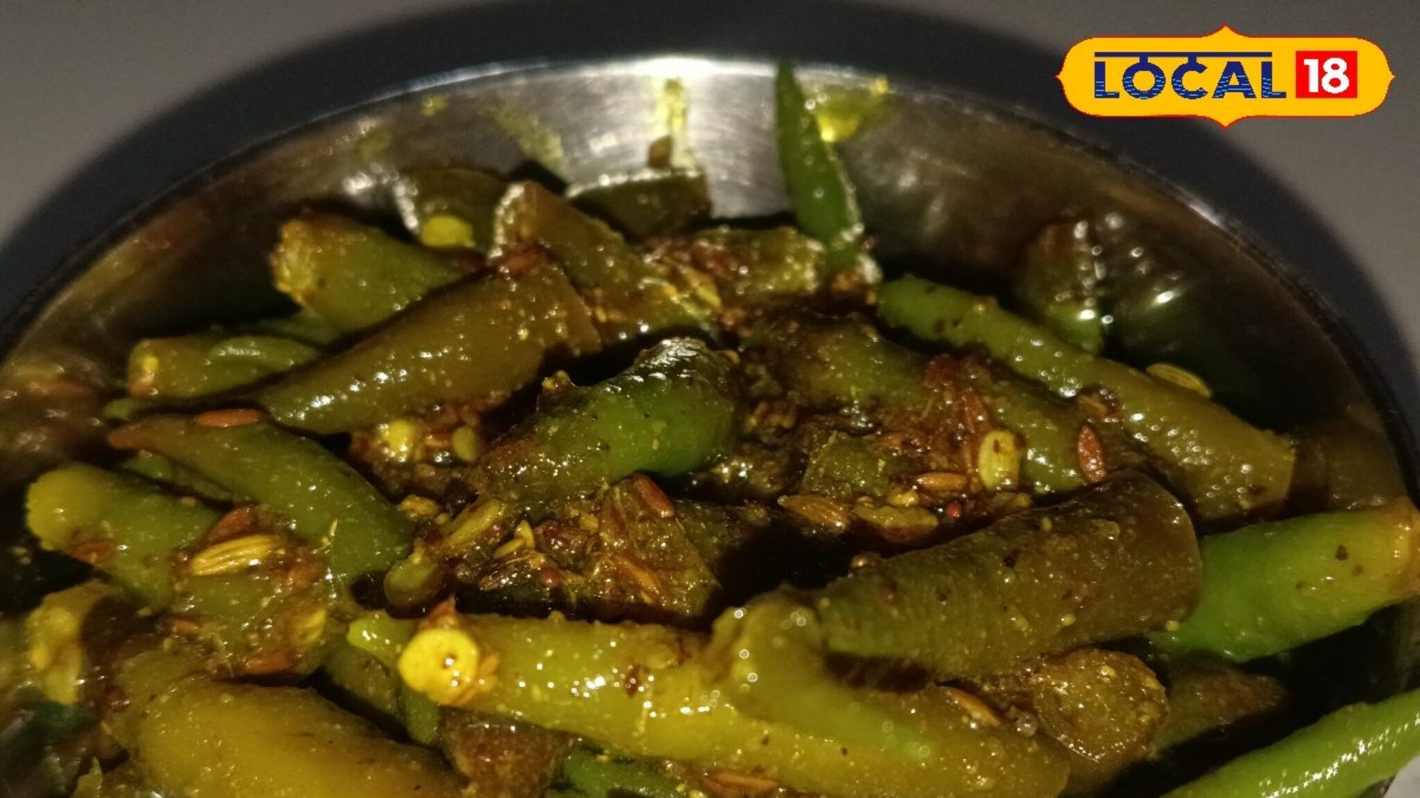 हिवाळ्यात जेवणाची वाढेल चव, घरीच बनवा हिरव्या मिरचीचे लोणचे, रेसिपीचा Video