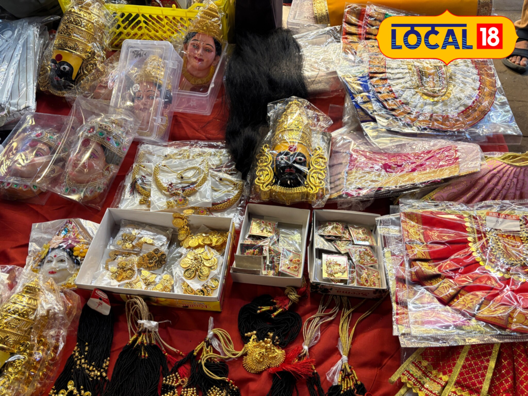 मार्गशीर्ष गुरुवारसाठी देवीचे मुखवटे, फक्त 100 रुपयांपासून, मुंबईत इथं करा खरेदी